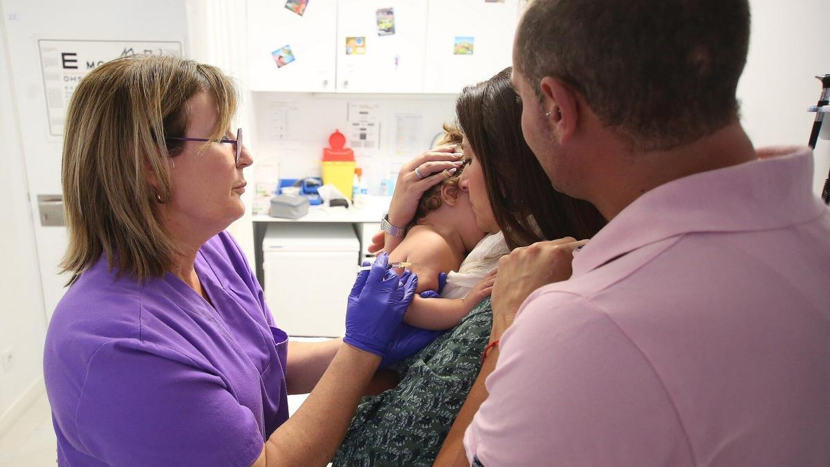 Un niño recibe la vacuna contra la gripe.
