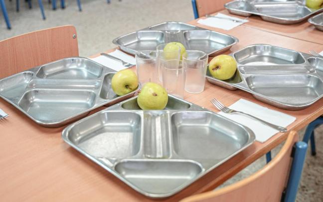 Detalle de una de las bandejas de la comida en el comedor