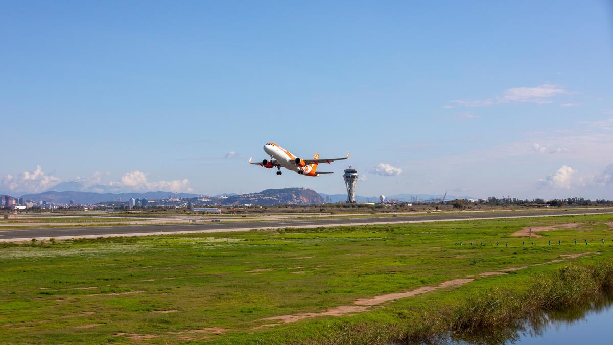 Un avión despega en el aeropuerto del Prat.