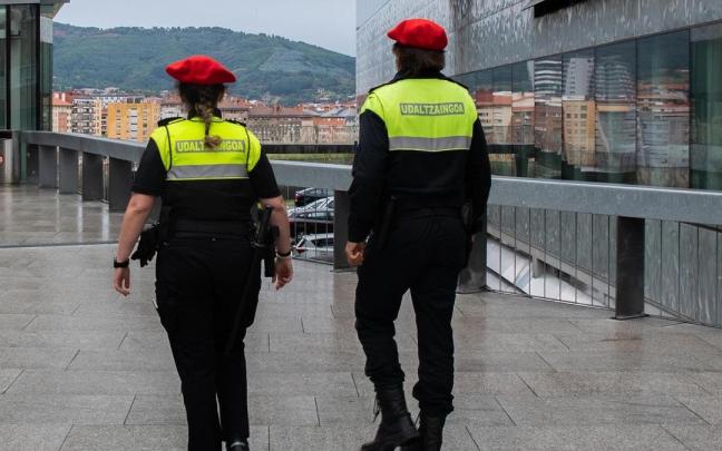 Hainbat deliturengatik zazpi atxiloketa agindu indarrean zituen 24 urteko gizon bat espetxeratu dute.