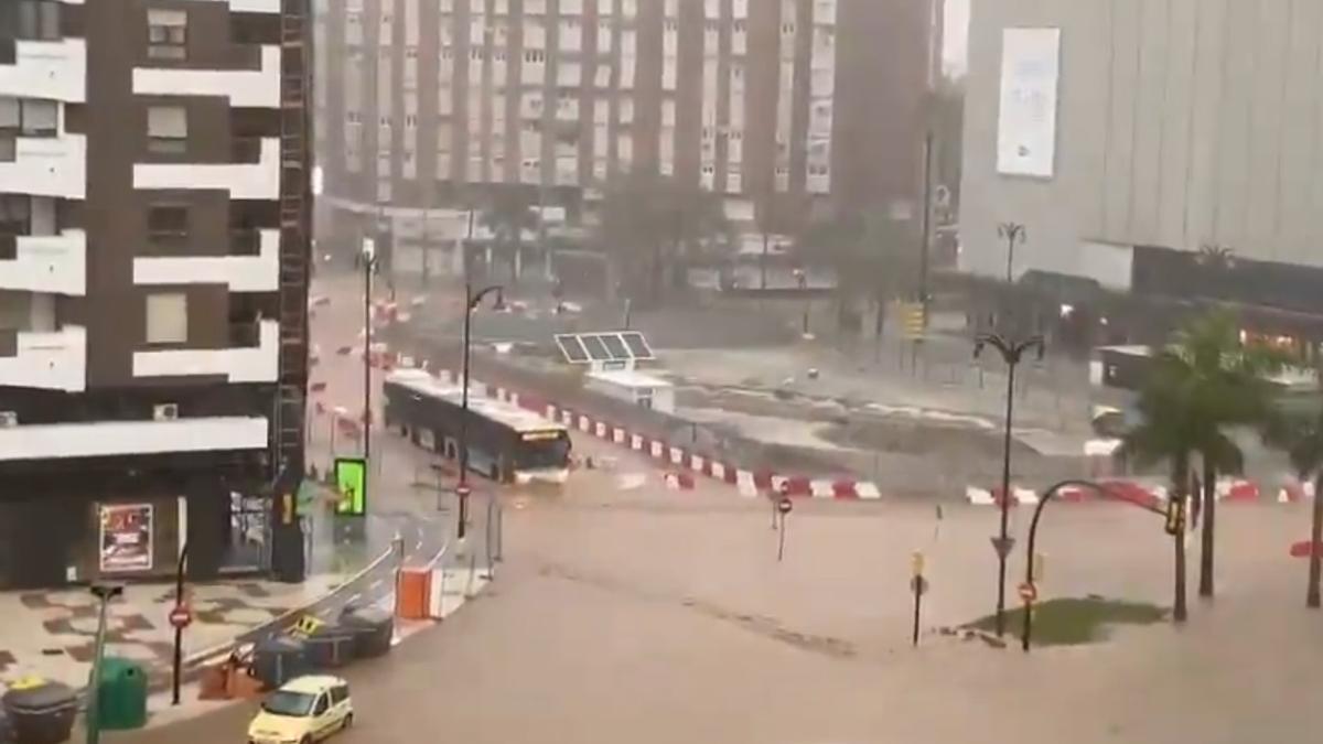 Las calles de Málaga inundadas por las fuertes lluvias.