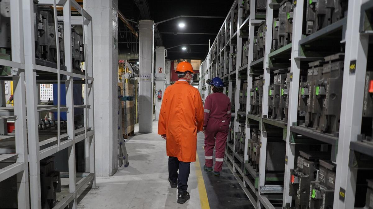 Trabajadores en una fábrica de Elorrio.