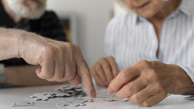 Desorientarse o tener problemas para hacer tareas habituales son señales de alerta.