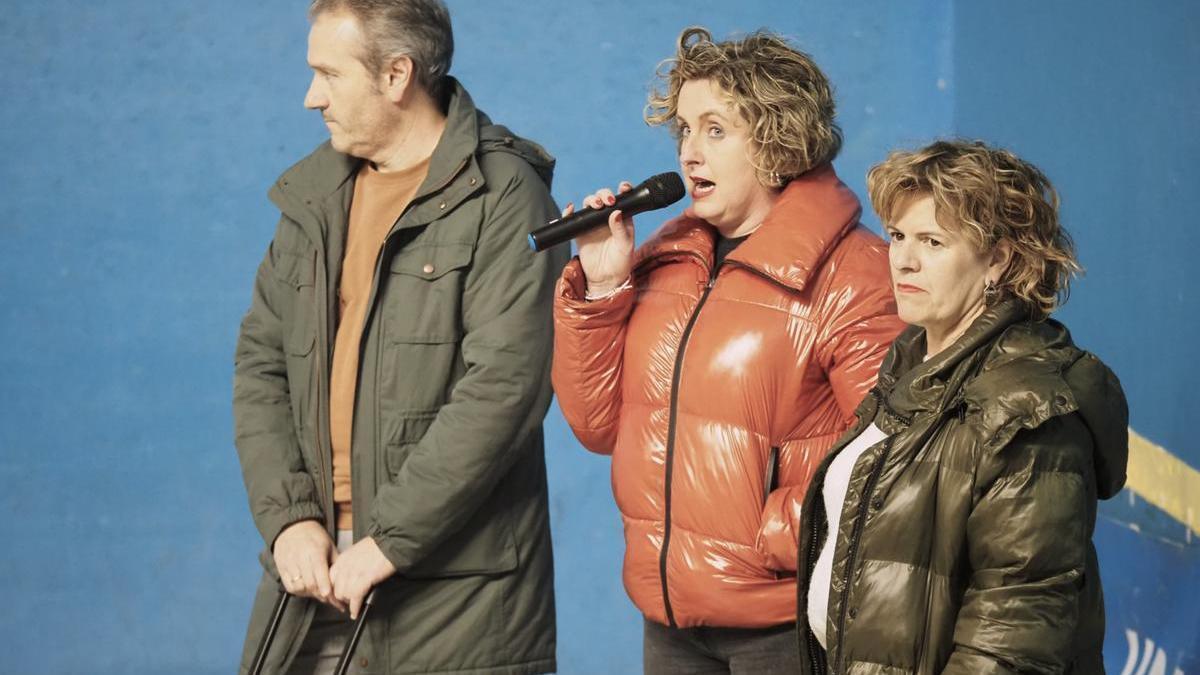 Dos mujeres, componentes de Dislegi, indicaron al público presente en el frontón qué es la dislexia y la labor que se realiza desde este asociación.