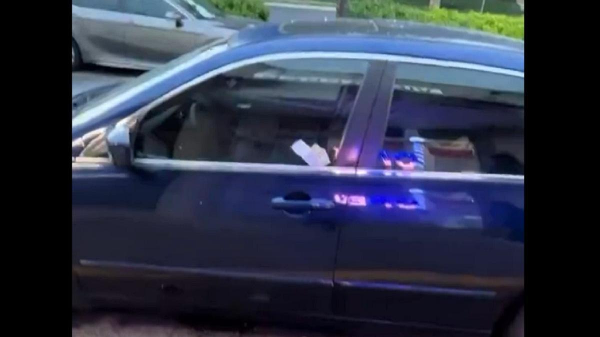 El coche, con la nota y el billete.