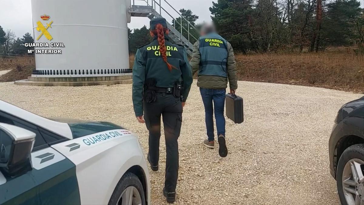 Agentes de la Guardia Civil en el lugar de los hechos.