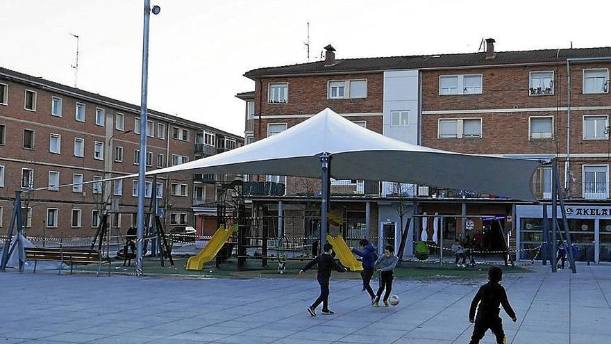 El parque se ha cubierto con una pérgola de tipo textil. | FOTO: N.M.