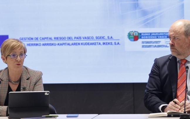 La consejera Arantxa Tapia y Zigor Urkiaga, director de Proyectos Estratégicos, ayer en Zamudio.