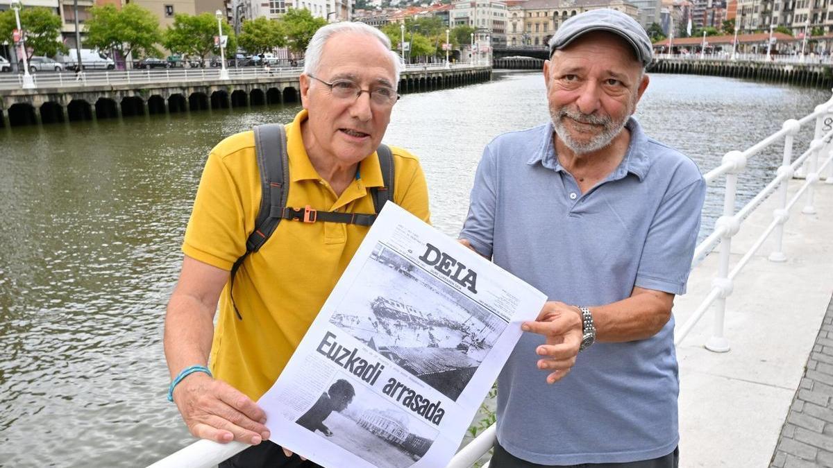 Ángel Ruiz de Azua y Blas Bermúdez sostienen la portada de DEIA que se publicó el 28 de agosto de 1983, dos días después de la riada.