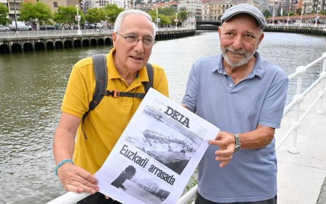 Ángel Ruiz de Azua y Blas Bermúdez sostienen la portada de DEIA que se publicó el 28 de agosto de 1983, dos días después de la riada.