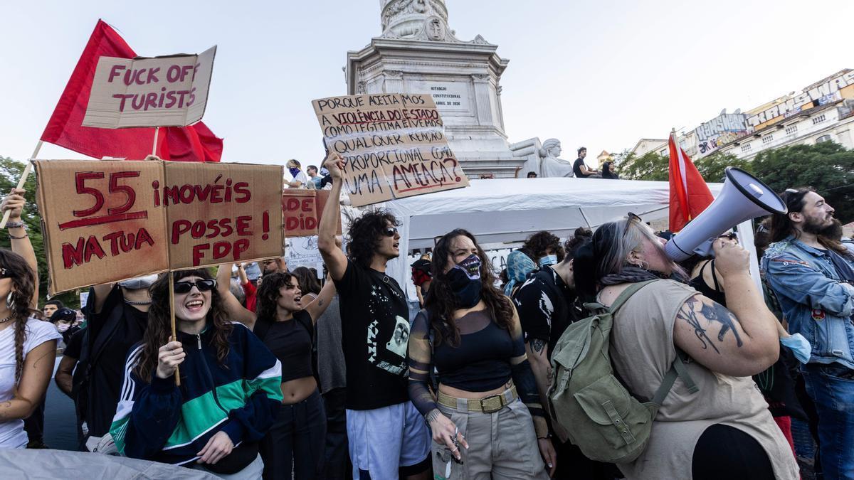 Los manifestantes por la vivienda en Lisboa desafían al Gobierno y anuncian que volverán a acampar.
