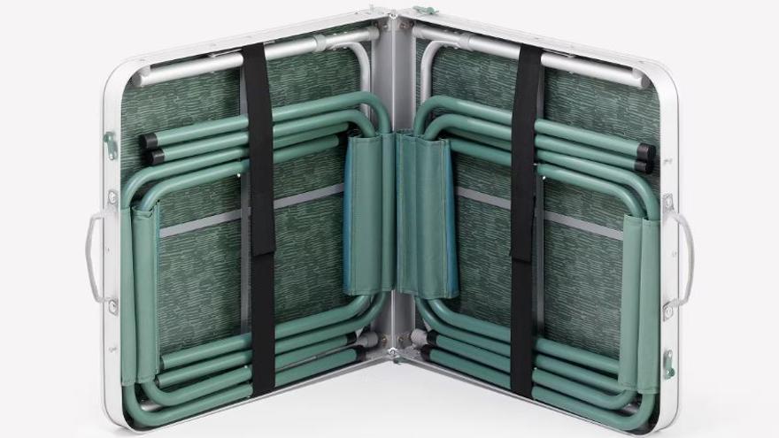 Vista de la mesa plegable de camping con taburetes Quechua de Decathlon