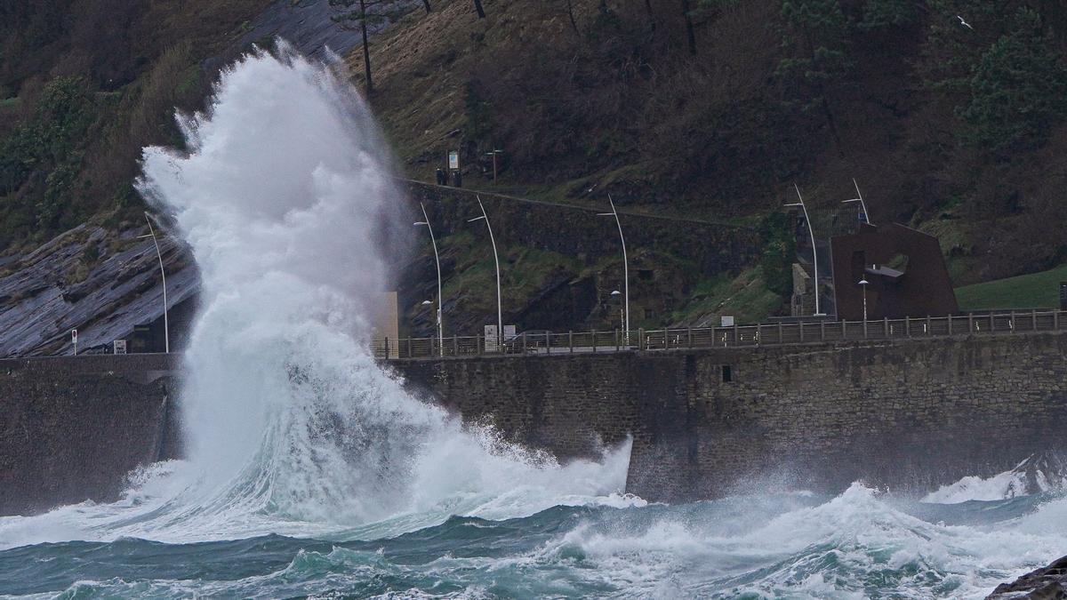 Oleaje en la playa de Ondarreta