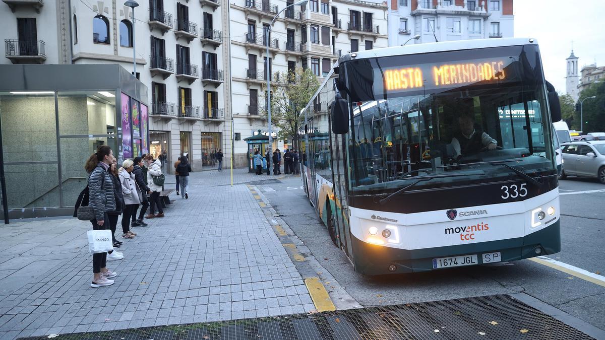 Varias personas esperan para subirse a una villavesa. Oskar Montero