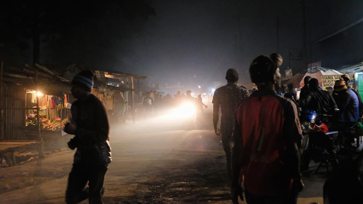 Varias personas en una calle de Nairobi, Kenia.