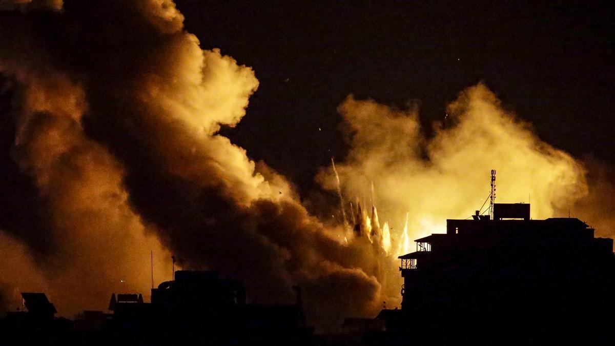 Una columna de humo en la ciudad de Gaza tras un bombardeo del Ejército israelí.