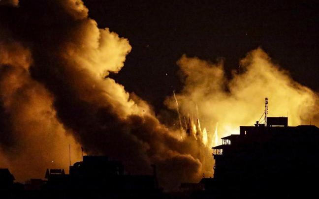 Una columna de humo en la ciudad de Gaza tras un bombardeo del Ejército israelí.