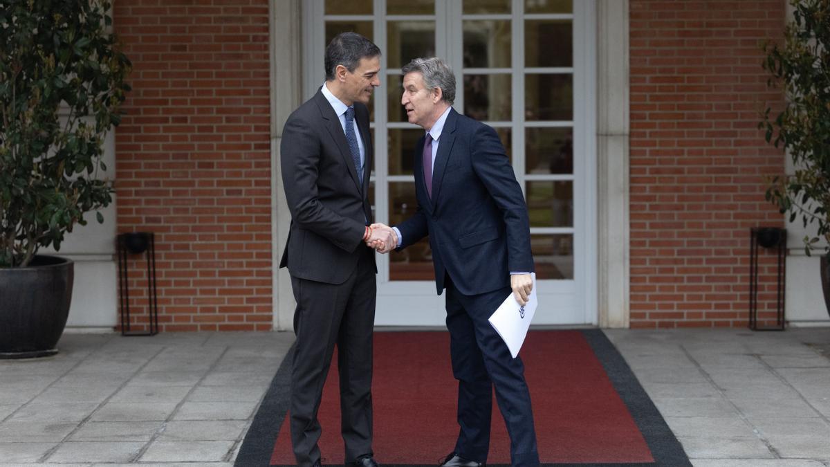 Feijóo y Sánchez, en una reunión en el Palacio de la Moncloa.
