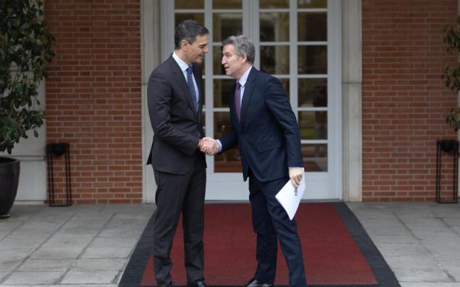 Feijóo y Sánchez, en una reunión en el Palacio de la Moncloa.