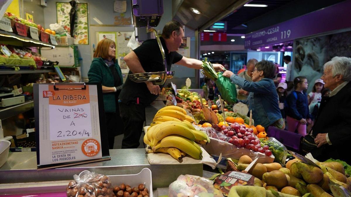 Un puesto de venta de frutas en el Mercado de la Ribera.