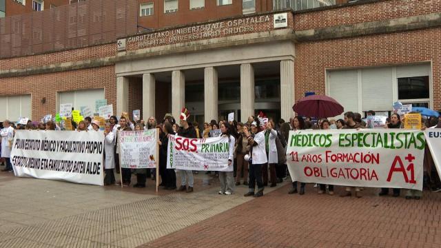 Movilización de médicos y facultativos frente al Hospital de Cruces.