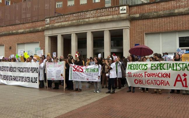 Movilización de médicos y facultativos frente al Hospital de Cruces.