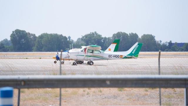 Dos avionetas estacionadas.