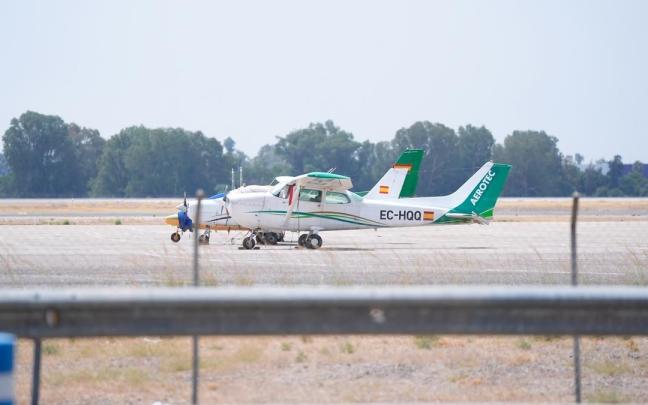 Dos avionetas estacionadas.
