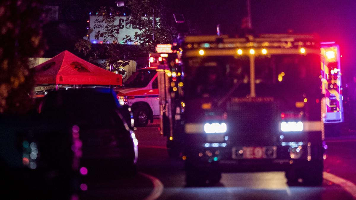 Equipos de emergencia en el escenario del crimen.