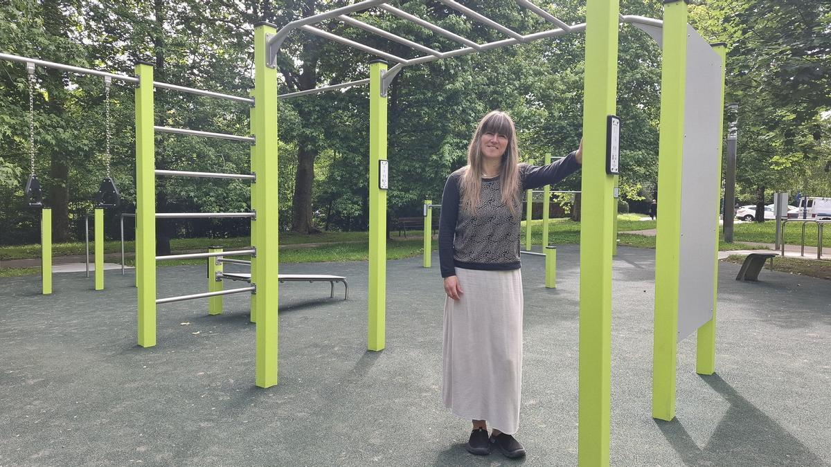 La edil Leire Mazizior en el parque de calistenia.