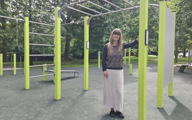 La edil Leire Mazizior en el parque de calistenia.