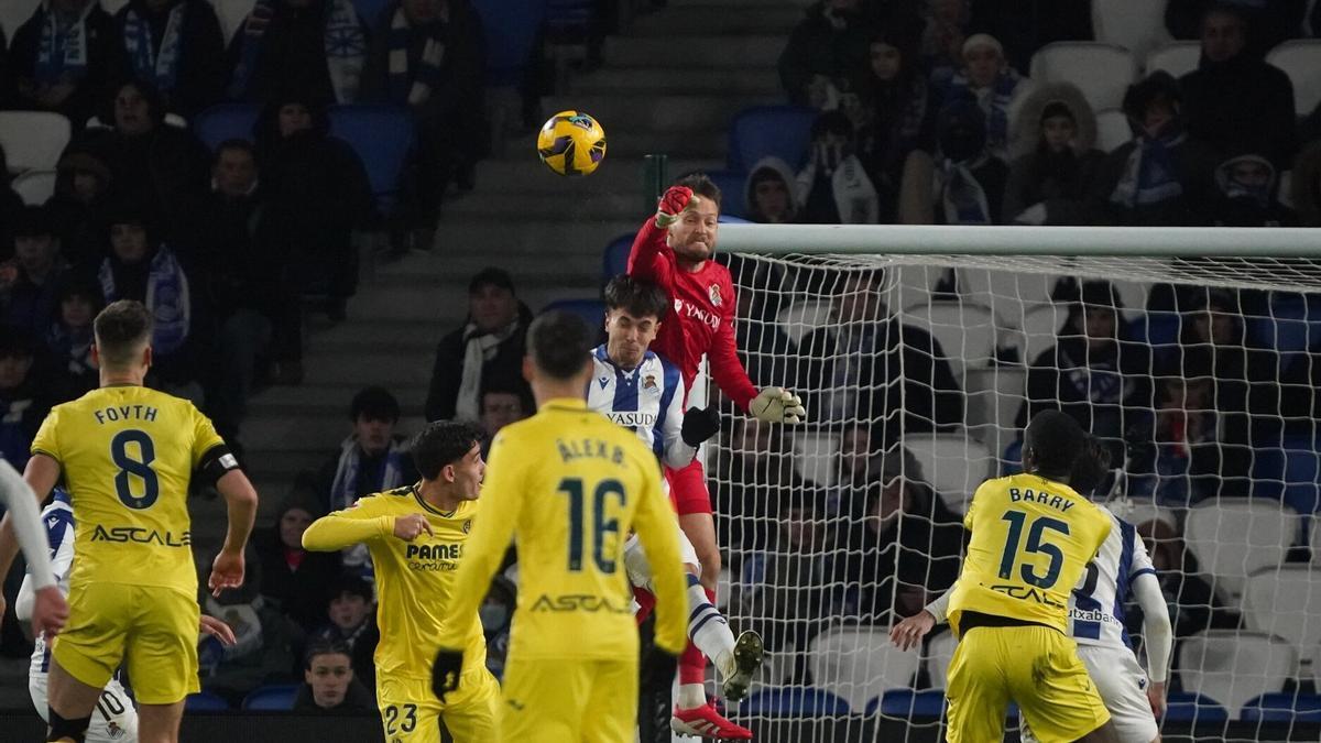 Remiro despeja con el puño un balón, en el partido disputado por la Real y el Villarreal el pasado lunes en Anoeta. / RUBEN PLAZA