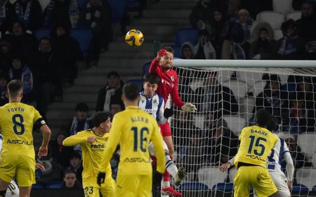 Remiro despeja con el puño un balón, en el partido disputado por la Real y el Villarreal el pasado lunes en Anoeta. / RUBEN PLAZA