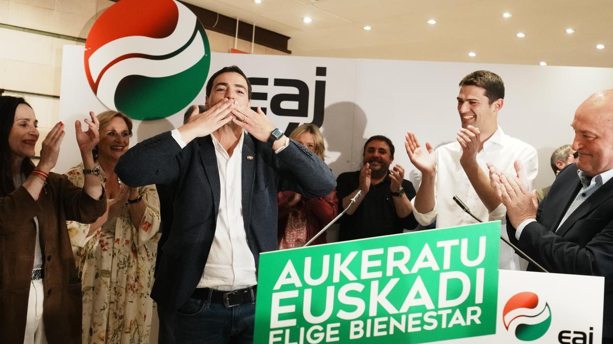 Imanol Pradales celebra su victoria en las elecciones al Parlamento Vasco del 21 de abril de 2024