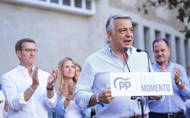Alberto Núñez Feijóo en un acto de campaña junto a Javier de Andrés . Alberto Núñez Feijóo en un acto de campaña junto a Javier de Andrés .