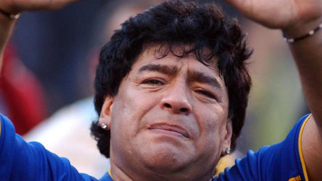 Diego Armando Maradona saluda al público.