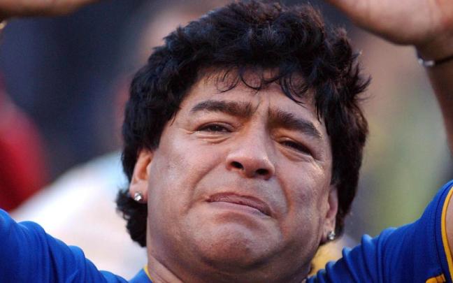 Diego Armando Maradona saluda al público.