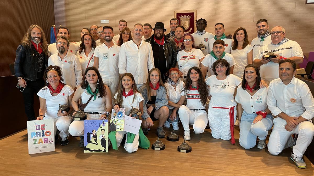 Entrega de premios a personas y colectivos destacados, así como a las ganadoras del concurso de carteles de fiestas
