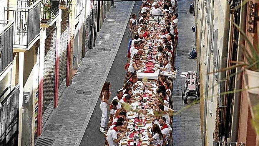 400 personas de las peñas Donibane y Anaitasuna disfrutaron de la comida popular que se celebró ayer en plena calle.