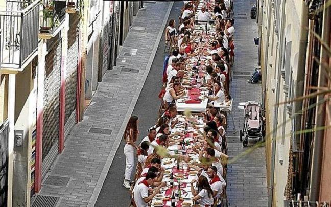 400 personas de las peñas Donibane y Anaitasuna disfrutaron de la comida popular que se celebró ayer en plena calle. 400 personas de las peñas Donibane y Anaitasuna disfrutaron de la comida popular que se celebró ayer en plena calle.