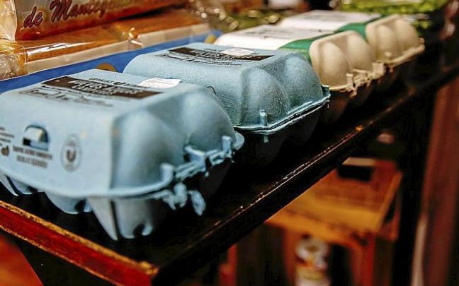 Varias cajas de huevos en una frutería, un alimento que se ha encarecido un 42% en Euskadi. | FOTO: E. P.