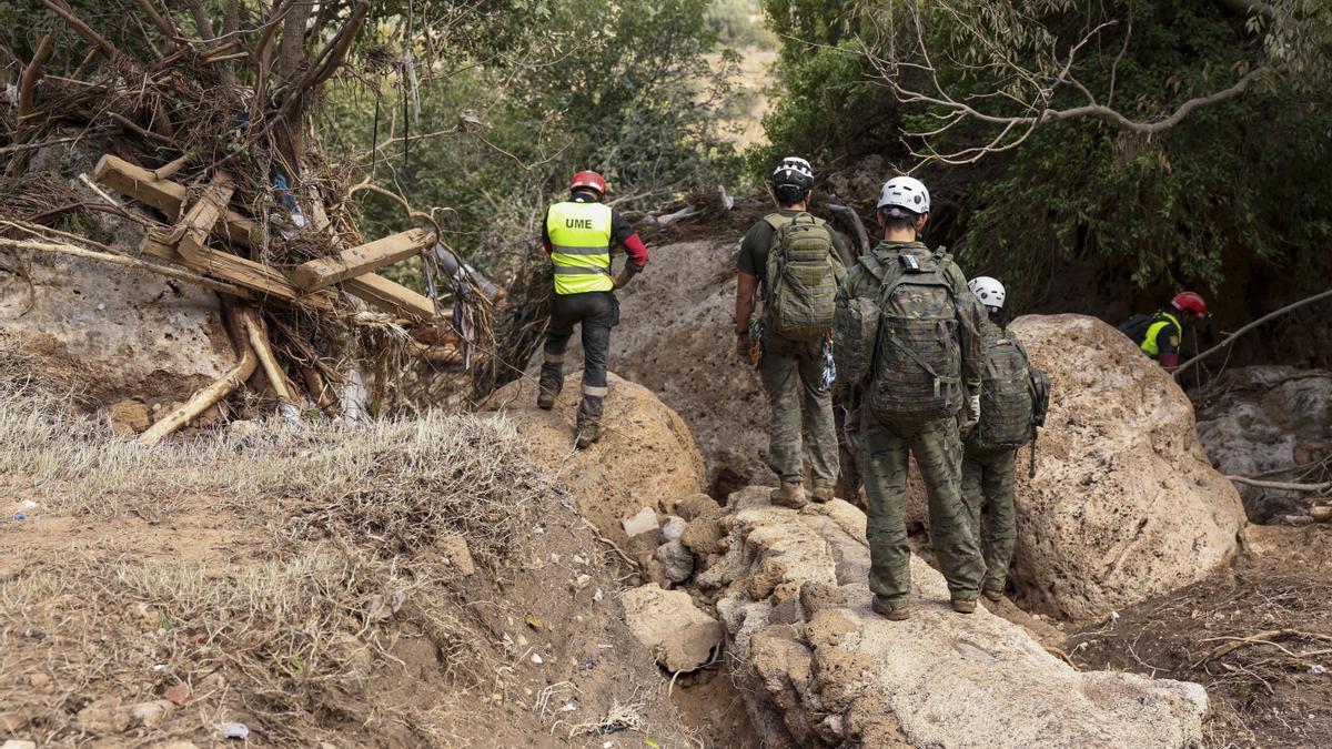 Equipos de la UME, en plena acción en Letur.