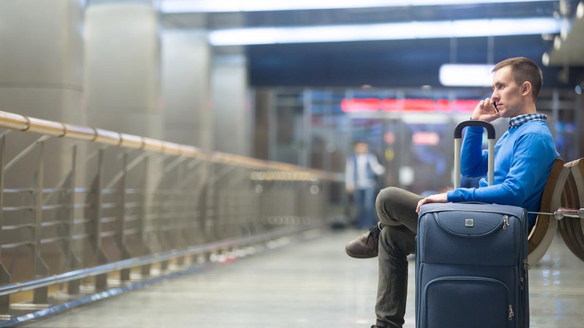 Un hombre espera su vuelo.