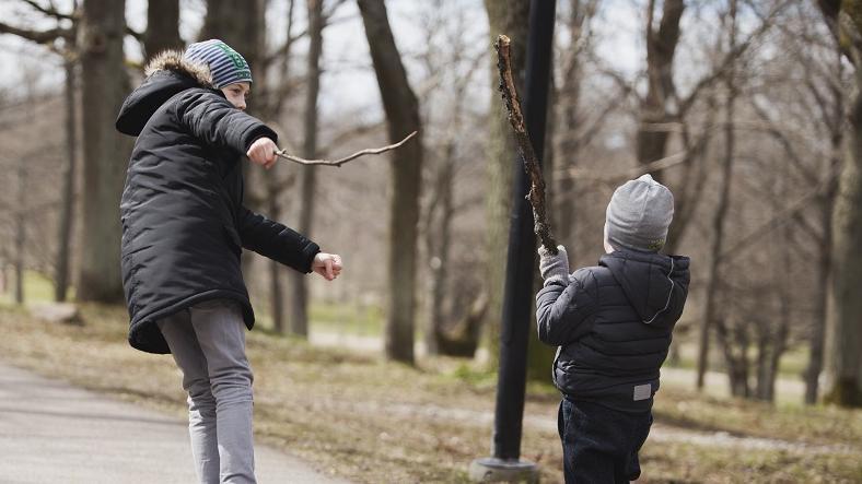 Incluye un permiso retribuido de cinco días al año por cuidado de un familiar o conviviente y extiende los beneficios de familias numerosas a monoparentales con dos hijos.