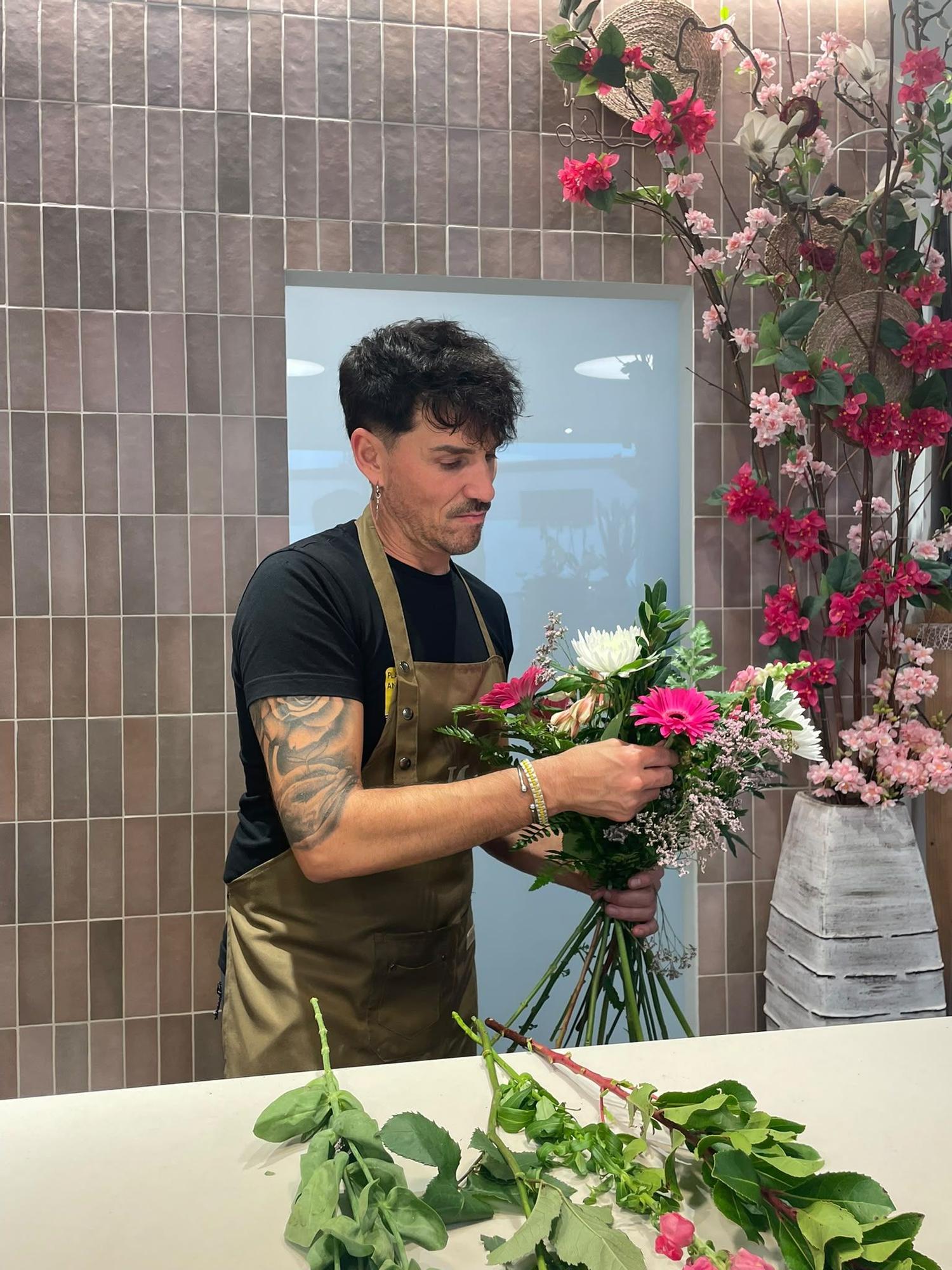 González prepara con mucho mimo un ramo de flores, uno de los elementos más característicos de Kimu-Urtxin.