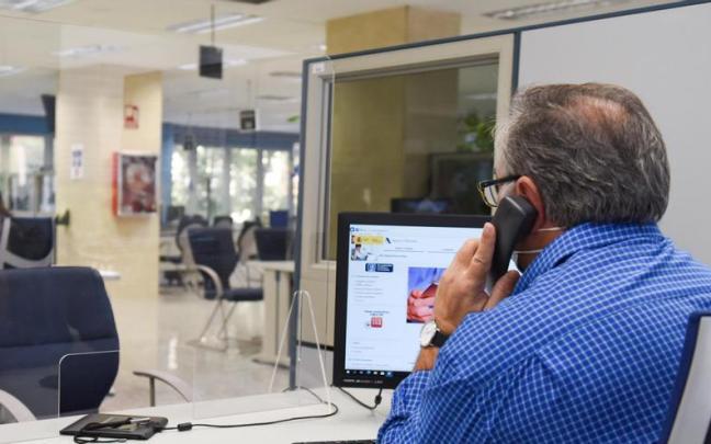 Un empleado público durante su jornada laboral.