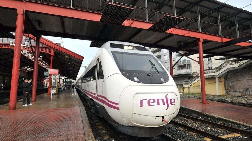 Un tren Alvia en la estación de Donostia