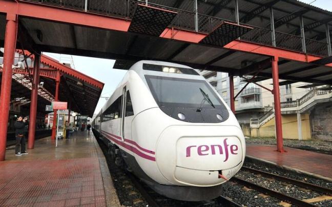Un tren Alvia en la estación de Donostia Un tren Alvia en la estación de Donostia