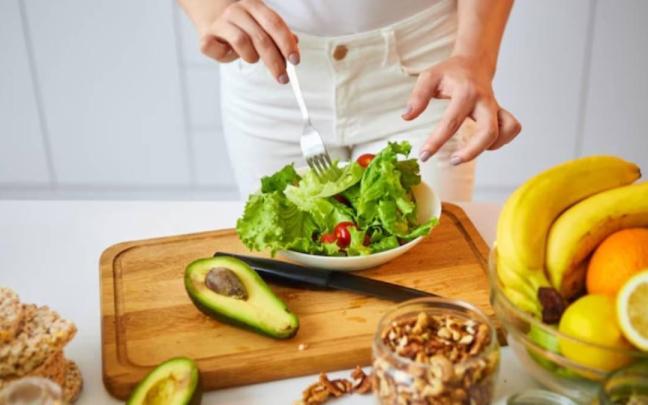 Si bien el ajo es uno de los alimentos más efectivos para bajar la presión arterial, existen otros que también pueden complementar tu dieta para mantenerla bajo control / Freepik Si bien el ajo es uno de los alimentos más efectivos para bajar la presión arterial, existen otros que también pueden complementar tu dieta para mantenerla bajo control