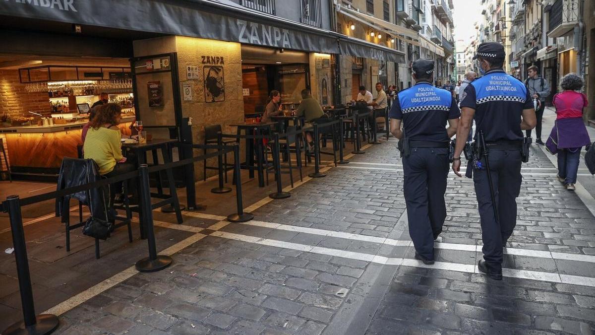 Dos policías municipales, en la calle Estafeta.